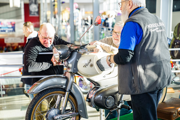 Bild: Angucken und Fachsimpeln – Bremen Classic Motorshow 2025