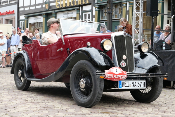 Anja und Ole Oest mit ihrem Morris Eight Tourer von 1937 – Einbecker Oldtimertage 2025