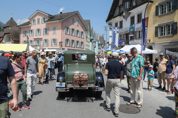 Image: Arriving cars first have to make their way through the crowd - Oldtimer in Obwalden (O-iO) 2023