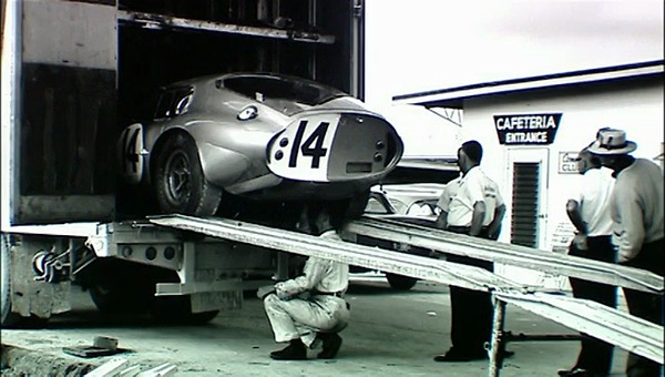 Ankunft des Daytona Coupes - Standbild aus dem Film The Snake and the Stallion