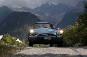 Ankunft im Citroën im Bergdorf Soglio (1966)