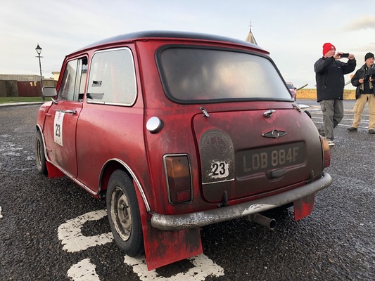 Ankunft in John O'Groats - schmutziger Mini - Rallye Le Jog 2017