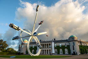 Bild Anlässlich des 75-jährigen Jubiläums von Porsche-Sportwagen schmückten Zuffenhausener Produkte die Skulptur vor dem Anwesen – Goodwood Festival of Speed 2023