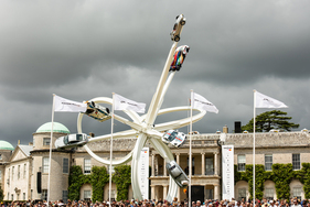 Anlässlich des 75-jährigen Jubiläums von Porsche-Sportwagen schmückten Zuffenhausener Produkte die Skulptur vor dem Anwesen – Goodwood Festival of Speed 2023