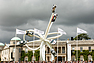 Anlässlich des 75-jährigen Jubiläums von Porsche-Sportwagen schmückten Zuffenhausener Produkte die Skulptur vor dem Anwesen – Goodwood Festival of Speed 2023 (© Stuart Adams, 2023) Anlässlich des 75-jährigen Jubiläums von Porsche-Sportwagen schmückten Zuffenhausener Produkte die Skulptur vor dem Anwesen – Goodwood Festival of Speed 2023 (© Stuart Adams, 2023)