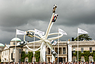 Anlässlich des 75-jährigen Jubiläums von Porsche-Sportwagen schmückten Zuffenhausener Produkte die Skulptur vor dem Anwesen – Goodwood Festival of Speed 2023