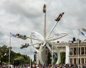 Anlässlich des 75-jährigen Jubiläums von Porsche-Sportwagen schmückten Zuffenhausener Produkte die Skulptur vor dem Anwesen – Goodwood Festival of Speed 2023 Anlässlich des 75-jährigen Jubiläums von Porsche-Sportwagen schmückten Zuffenhausener Produkte die Skulptur vor dem Anwesen – Goodwood Festival of Speed 2023
