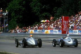 Anlässlich des DTM-Laufes am Norisring von 1992 - Schumacher zieht an Fangio vorbei