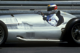 Anlässlich des DTM-Laufes am Norisring von 1992 - Ungewohnte Lenkradhaltung für Schumacher