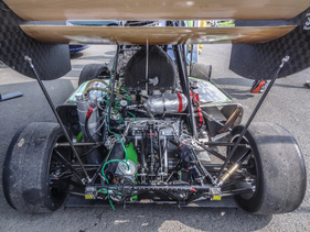 Antriebseinheit aus 4-Zylinder Reihenmotor mit verblocktem Getriebe, Heckabtrieb über Doppelflügel - Historisches Flugplatzrennen Kassel Calden