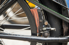 Antriebsriemen und Bremsklotz wirken auf dasselbe Rad – Luzern to Basel Veteran Run 2024