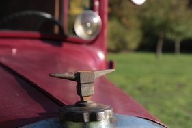 Anvils Service Car (1927) - Den Kühler ziert ein kleiner Amboss, das Firmenemblem Anvils Service Car (1927) - Den Kühler ziert ein kleiner Amboss, das Firmenemblem
