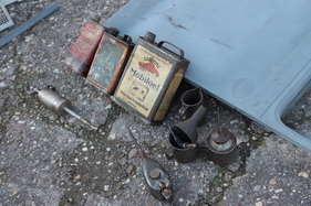 Anvils Service Car (1927) - Karosserieteile und alte Ölkanister