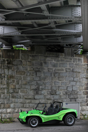 Apal Buggy C (1975) - bei einem kurzen Regenfall reiht eine Fussgänger-Brücke zum Schutz