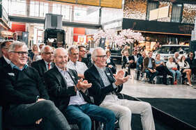 Applaus aus der ersten Reihe während der Laudatio