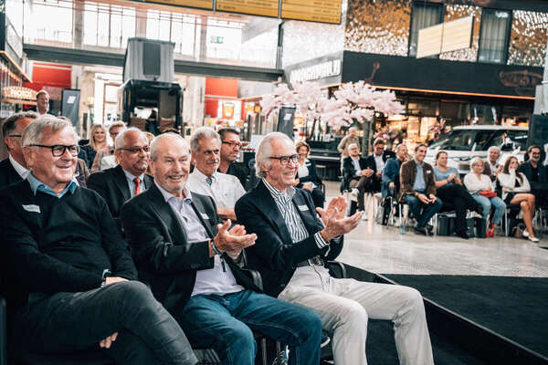 Image: Applause from the front row during the laudatory speech