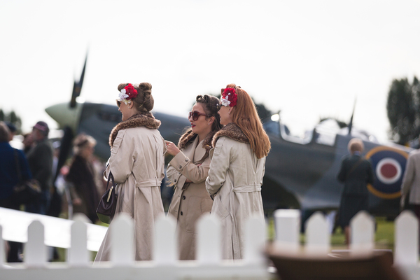 Applaus von passend gekleideten Zuschauern - Goodwood Revival 2018