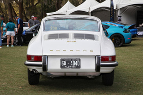 Apropos Schriftzug: Hier outet sich ein 911 S des ersten Modelljahres 1967, erkennbar am Blechsteg hinterm Haubengrill.
