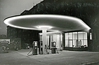 Bild: Aral Tankstelle im Wandel der Zeit – Beleuchtete Aral Tankstelle in den 1950er Jahren