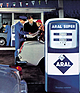 Bild: Aral Tankstelle im Wandel der Zeit – In den 1950er und 1960er Jahren gehöhrte der Tankwart zum gewohnten Bild an Aral Tankstellen