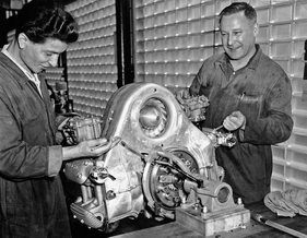 Arbeit am Motor des Porsche Typ 718 Formel 2 (1960)