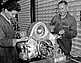 Arbeit am Motor des Porsche Typ 718 Formel 2 (1960) (© Archiv Porsche AG, 2014) Arbeit am Motor des Porsche Typ 718 Formel 2 (1960) (© Archiv Porsche AG, 2014)