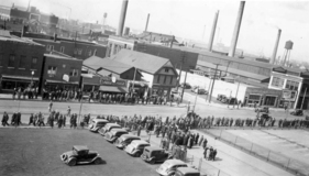 Arbeiter warten auf Einlass vor einer Dodge-Fabrik