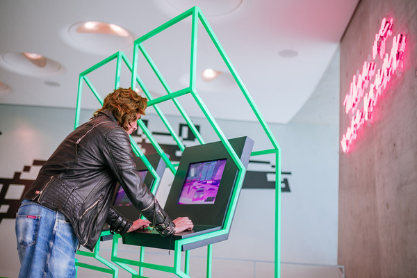 Bild: Arcade-Rennspiel im Stil der 1990er-Jahre – Sonderausstellung "Youngtimer" im Mercedes-Benz Museum