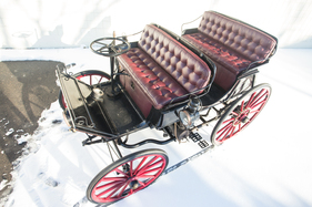 Armstrong Phaeton (1896) - optisch einer Kutsche nachempfunden, aber man beachte den Rohrrahmen und das Lenkrad Armstrong Phaeton (1896) - optisch einer Kutsche nachempfunden, aber man beachte den Rohrrahmen und das Lenkrad