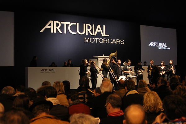 Artcurial-Verteigerung an der Rétromobile Paris 2012 - Impressionen - das Publikum wird mit einer mobilen Bigband eingestimmt und bei Laune gehalten
