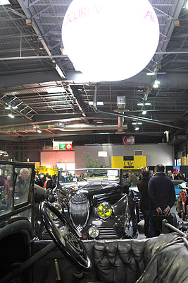 Artcurial-Verteigerung an der Rétromobile Paris 2012 - Impressionen - dicht geparkt zeigten sich die zu versteigernden Fahrzeuge dem Publikum