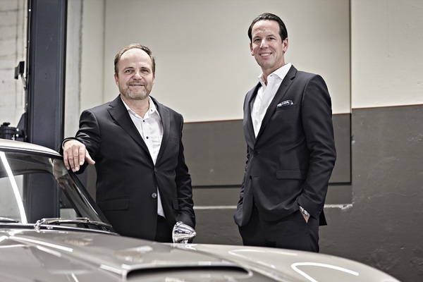 Arthur Schneider, Location & Sales Manager der Schmohl Exclusive Classic Cars – The Valley, zusammen mit Christoph Haas, Group CEO der Schmohl AG und Geschäftsführer der Schmohl Exclusive Cars AG