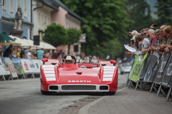 Arturo Merzario im Abarth - natürlich mit Hut - Ennstal-Classic 2019