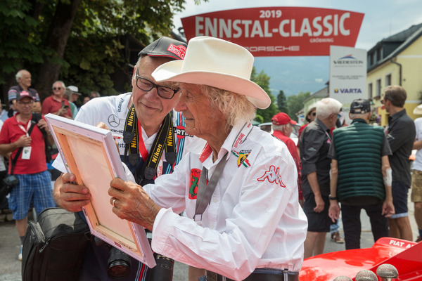 Arturo Merzario lässt sich ein altes Bild zeigen - Ennstal-Classic 2019