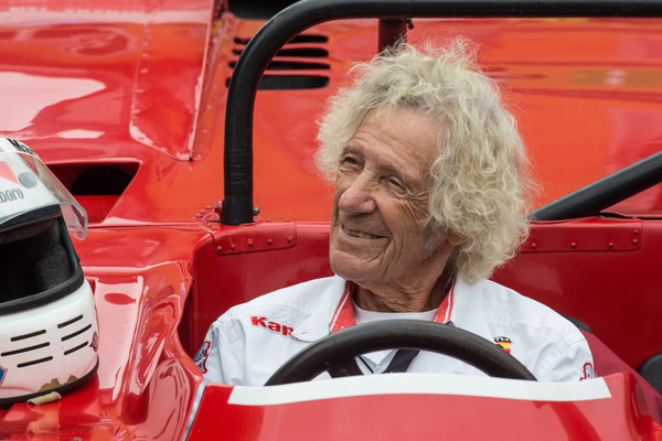 Arturo Merzario macht sich im Abarth bereit