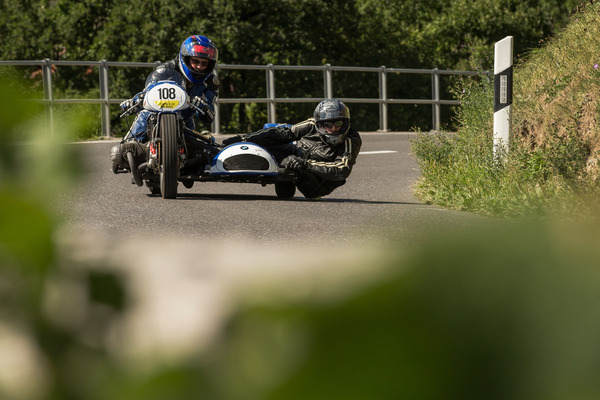 Asphalt-Action einmal nur mit Popo, ...