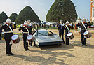 Bild: Aston Martin Bulldog (1980) – Bandmitglieder und Auszubildende der Royal Navy heissen den Keil am Hampton Court willkommen.