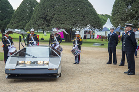 Bild Aston Martin Bulldog (1980) – Mit dem Trommel-Korps der “Band of Her Majesty’s Royal Marines” aus Portsmouth, welche die Enthüllung verkündete