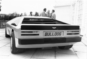 Aston Martin Bulldog (1980) - die Mittelmotorbauweise verlangt nach Kühlung von hinten Aston Martin Bulldog (1980) - die Mittelmotorbauweise verlangt nach Kühlung von hinten