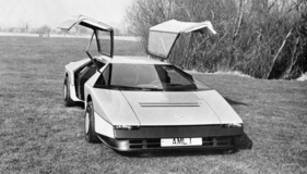 Aston Martin Bulldog (1980) - mit geöffneten "Möwen-Flügeltüren" Aston Martin Bulldog (1980) - mit geöffneten "Möwen-Flügeltüren"