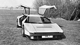 Bild: Aston Martin Bulldog (1980) - mit geöffneten "Möwen-Flügeltüren"