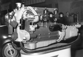 Aston Martin DB 2 (1952) - am Genfer Automobilsalon 1952 wird der Reihensechszylindermotor gezeigt
