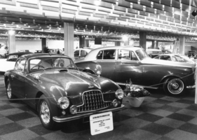 Aston Martin DB 2 (1953) - mit speziellen Kühlergrill auf einer Ausstellung