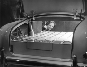 Aston Martin DB 2/4 (1953) - Zusammenklappbare Rückbank beim Drophead Coupé