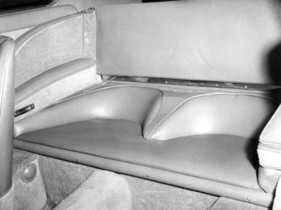 Aston Martin DB 2/4 (1957) - Rückbank des  Mark III Sports Saloon mit knappen Platzverhältnissen