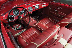 Aston Martin DB 2/4 Bertone Convertible (1954) - Interieur von Chassis LML 504, man beachte des Monogramm des ersten Besitzers Ward auf dem Hupknopf, angeboten von RM/Sotheby's im Jahr 2015
