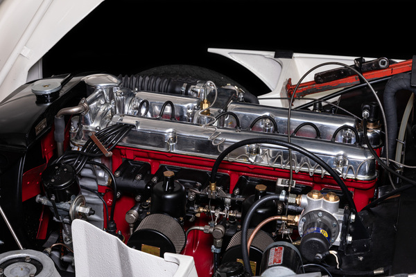 Image: Aston Martin DB (2/4) MK III (1957) - Inline six-cylinder engine with two overhead camshafts
