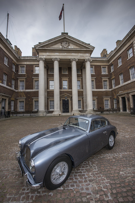 Aston Martin DB 2/4 Mk I (1957) - vor dem Gebäude der Admiralität