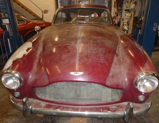Aston Martin DB 2/4 Mk III (1955) – Frontansicht mit dem markanten Kühlergrill des Mk III, des am 24. Februar 2024 vom Aktionshaus Sieglin angebotenen Fahrzeugs