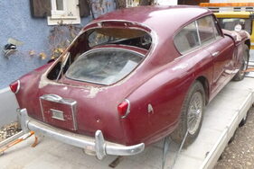 Aston Martin DB 2/4 Mk III (1955) – Heckansicht des am 24. Februar 2024 vom Aktionshaus Sieglin angebotenen Fahrzeugs
